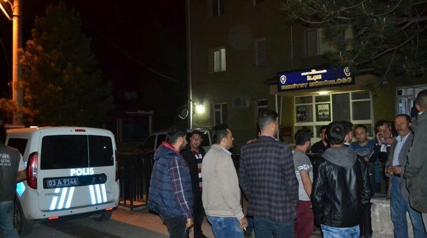 Şehidin Mezarından T&uuml;rk Bayrağını &Ccedil;alan Ve Zarar Veren Ş&uuml;pheli Yakalandı