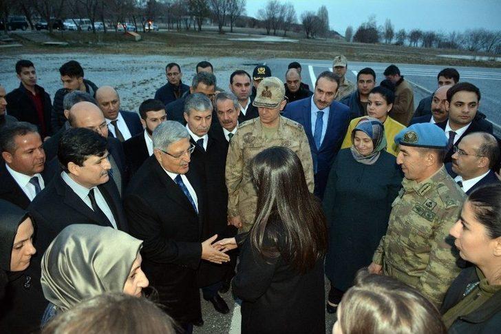 Bakan Sarıeroğlu’ndan 10. Komando Tugayına Taziye Ziyareti G2