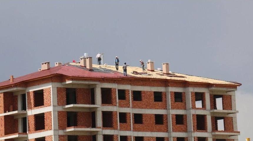 Binanın &Ccedil;atısındaki İş&ccedil;iler, Y&uuml;rekleri Ağza Getirdi