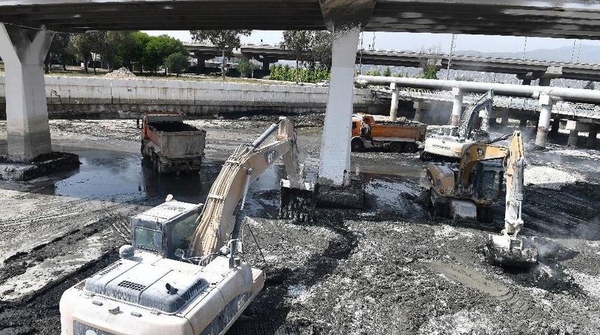 İzmir&rsquo;in Derelerinden 10 G&uuml;nde 20 Bin Ton Atık &Ccedil;ıkarıldı