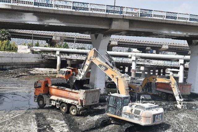 İzmir’in Derelerinden 10 Günde 20 Bin Ton Atık Çıkarıldı