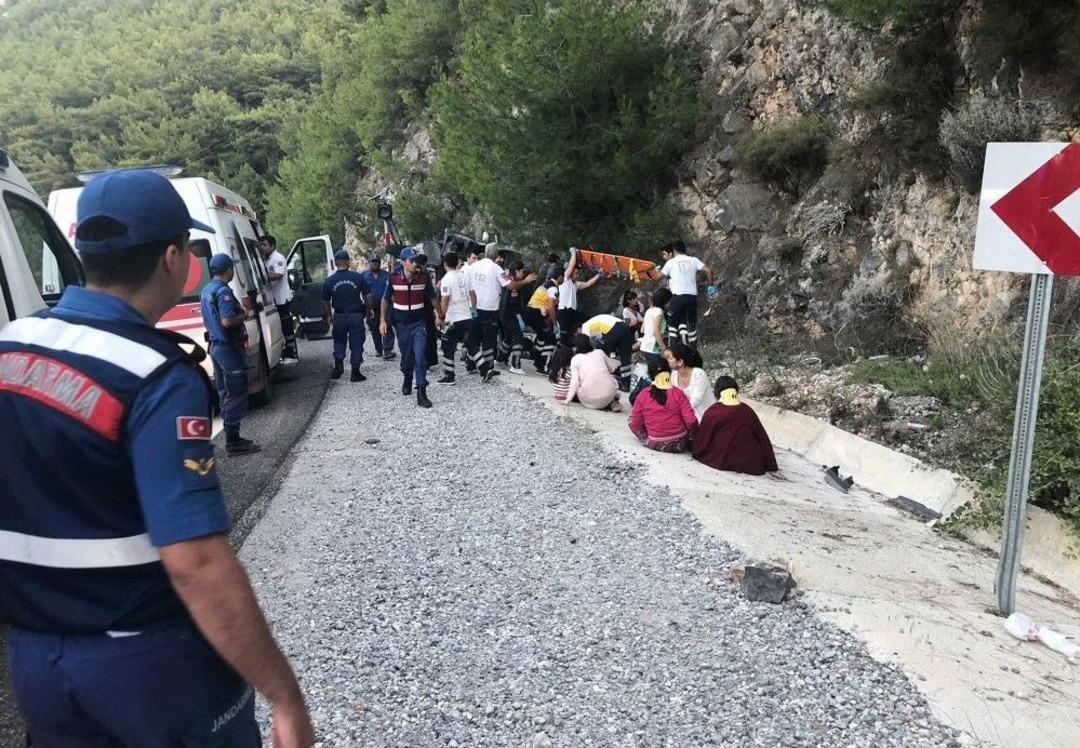 Tatil Yolundaki Midib&uuml;s&uuml;n Freni Patladı: 6&rsquo;sı &Ccedil;ocuk 20 Yaralı