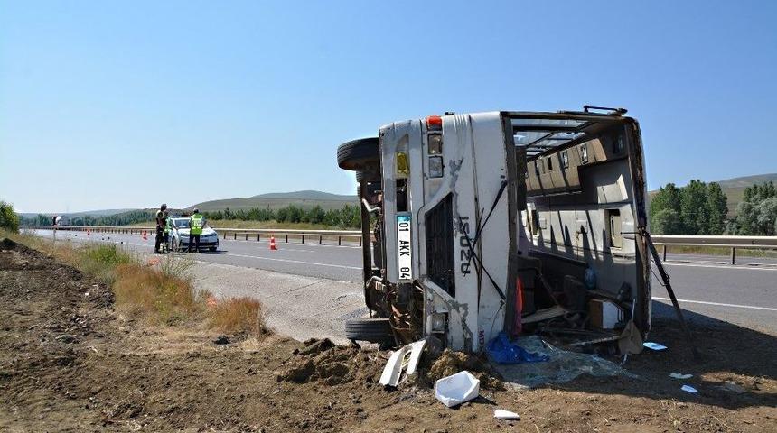 Sivas&rsquo;ta Tarım İş&ccedil;ilerini Taşıyan Minib&uuml;s Devrildi: 27 Yaralı