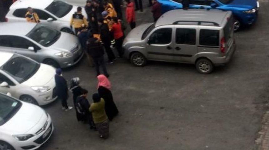 Bah&ccedil;elievler&rsquo;de Sokak Ortasında Doktoru Bı&ccedil;akladılar