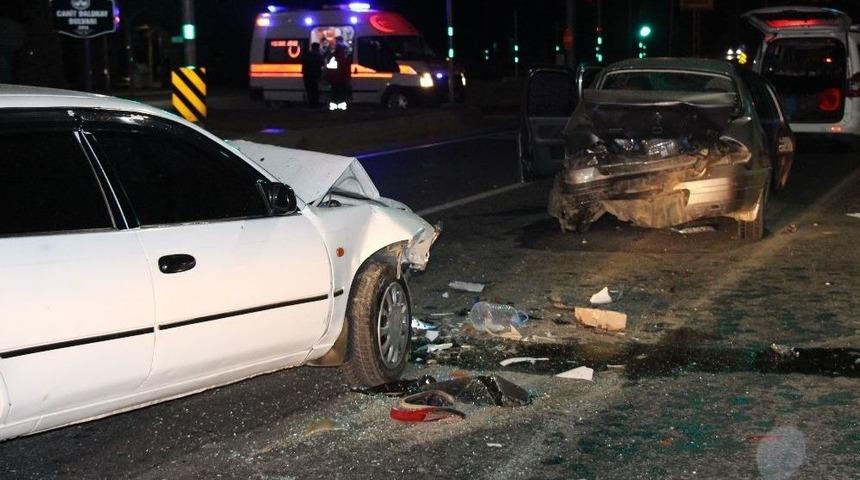 Elazığ&rsquo;da Zincirleme Trafik Kazası: 6 Yaralı
