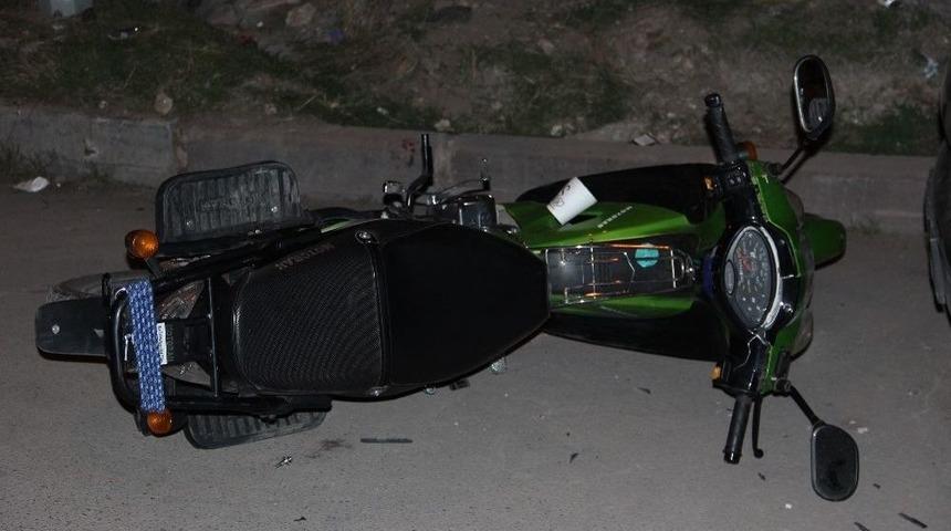 1 Motosiklete 4 Kişi Binen Afgan Aileye Otomobil &Ccedil;arptı: 4 Yaralı