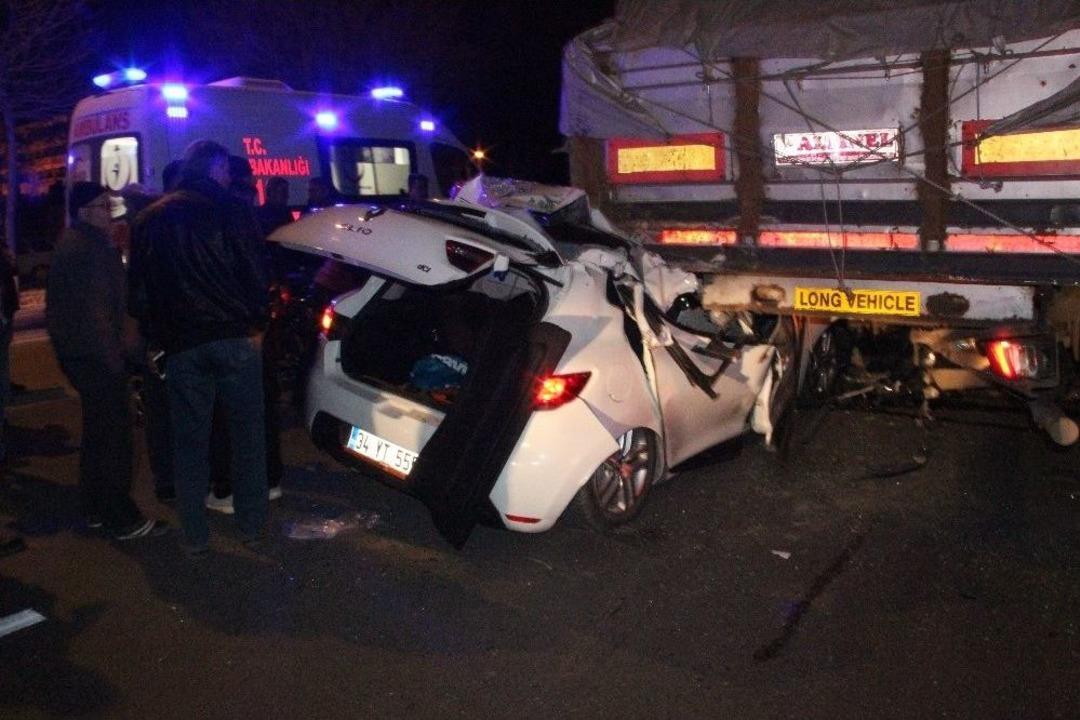 Tıra Arkadan &Ccedil;arpan Otomobil Dorsenin Altına Girdi: 4 Yaralı