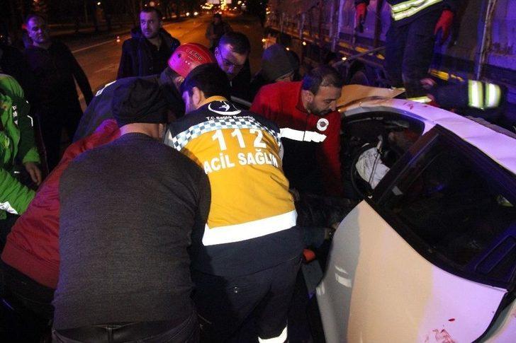 Tıra Arkadan Çarpan Otomobil Dorsenin Altına Girdi: 4 Yaralı G1