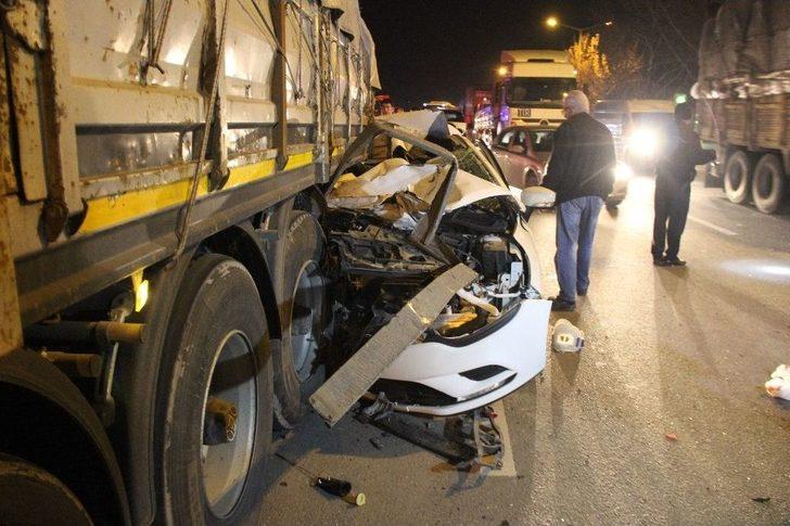 Tıra Arkadan Çarpan Otomobil Dorsenin Altına Girdi: 4 Yaralı G2