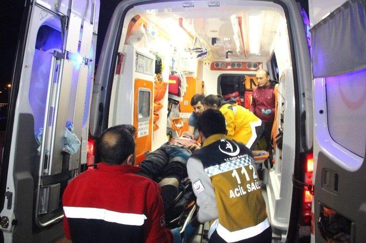 Tıra Arkadan Çarpan Otomobil Dorsenin Altına Girdi: 4 Yaralı G3