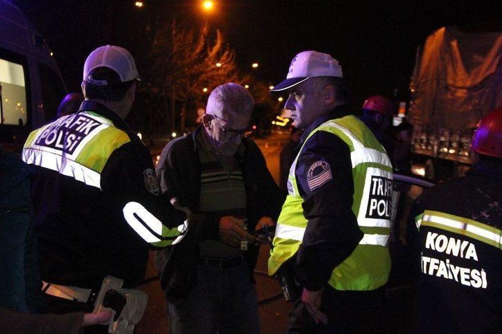 Tıra Arkadan Çarpan Otomobil Dorsenin Altına Girdi: 4 Yaralı G4