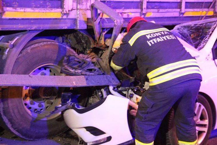 Tıra Arkadan Çarpan Otomobil Dorsenin Altına Girdi: 4 Yaralı G5