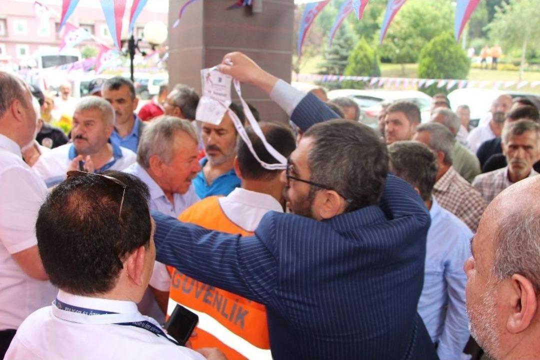 Trabzonspor Olağan&uuml;st&uuml; Genel Kurulu&rsquo;nda &Ouml;ncesi Gerginlik