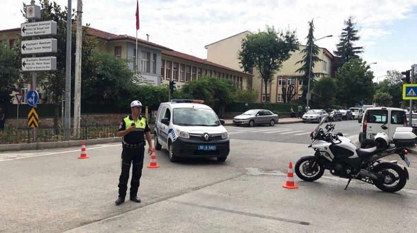 Veliler İstedi Polis Sınav Saatinde Yolu Araç Trafiğine Kapattı