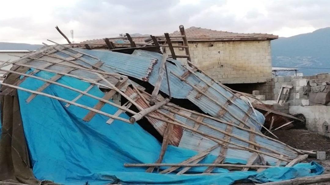 Şiddetli R&uuml;zgar Ahırın &Ccedil;atısını U&ccedil;urdu