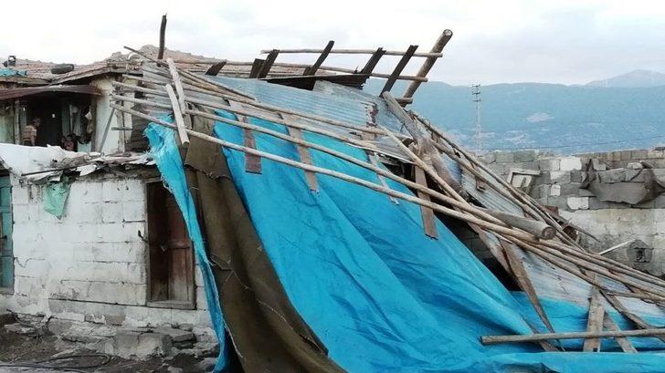 Şiddetli Rüzgar Ahırın Çatısını Uçurdu G2