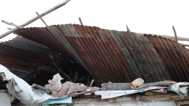 Şiddetli Rüzgar Ahırın Çatısını Uçurdu G3