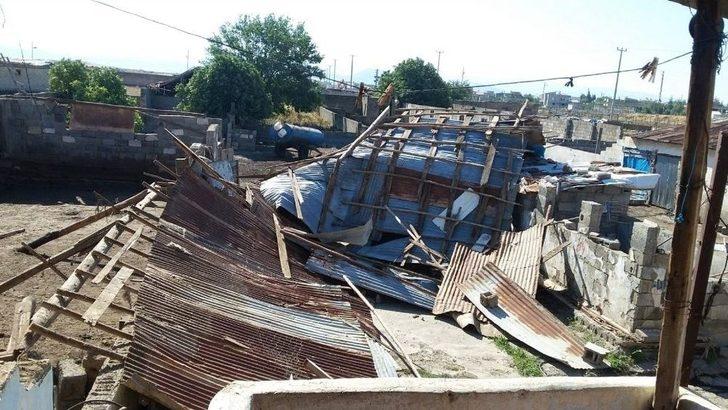 Şiddetli Rüzgar Ahırın Çatısını Uçurdu G5