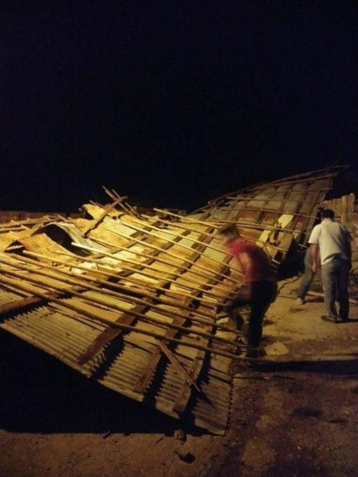 Şiddetli Rüzgar Ahırın Çatısını Uçurdu G1