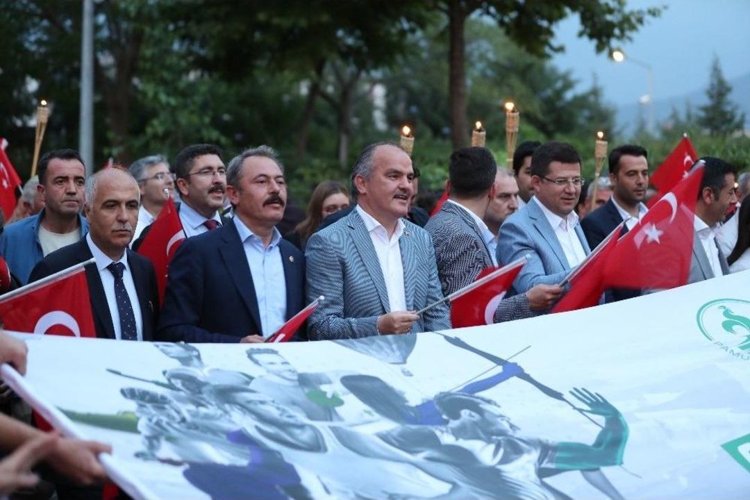 Meşale Y&uuml;r&uuml;y&uuml;ş&uuml; İle Başlayan Spor Oyunlarında Sinan Ak&ccedil;ıl S&uuml;rprizi