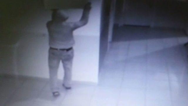 (özel Haber) Sağlık Merkezine Giren Eli Bıçaklı Hırsız Kamerada