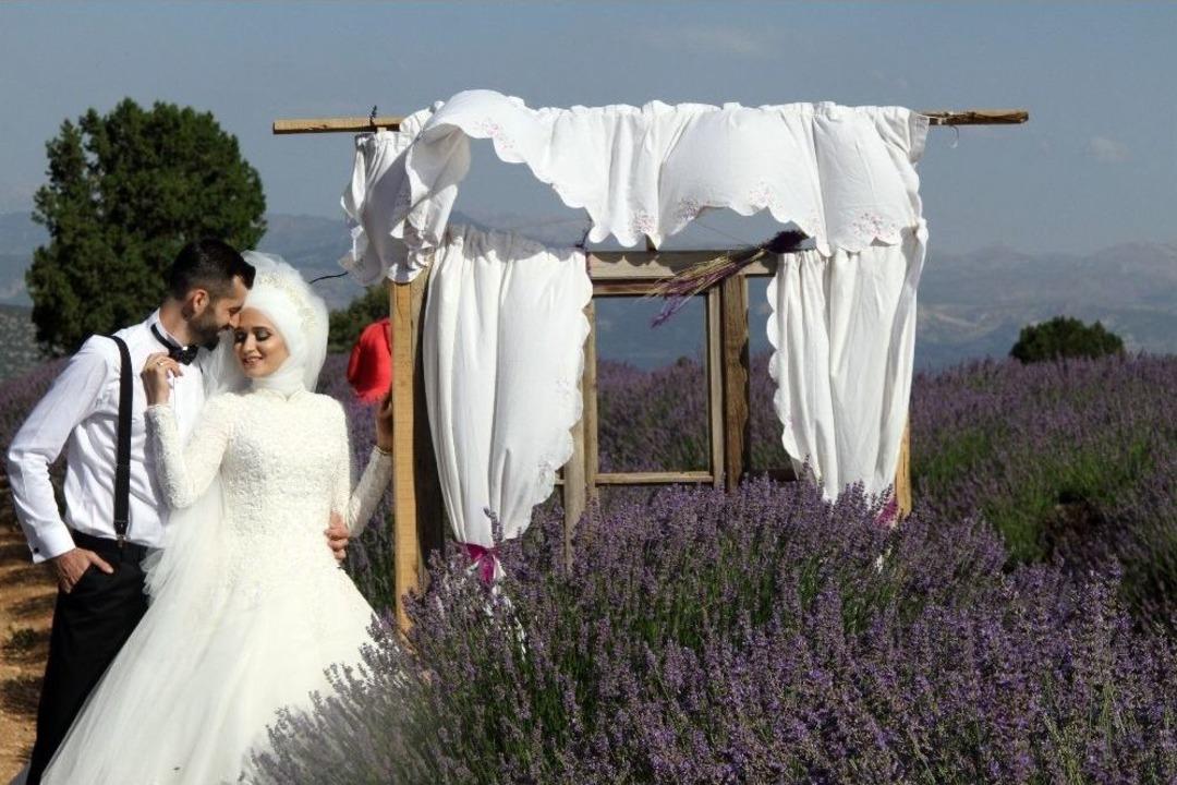 T&uuml;rkiye&rsquo;nin Doğal Fotoğraf St&uuml;dyosu Lavanta Tarlalarında D&uuml;ğ&uuml;n Turizmi