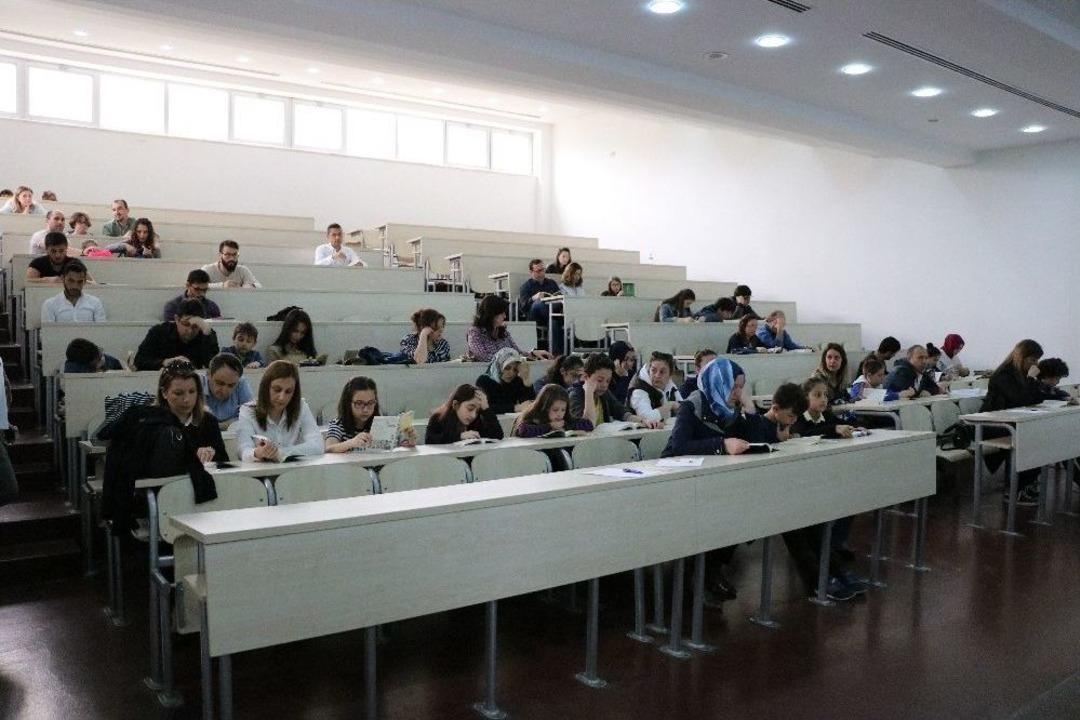 &Ouml;ğrenciler Velileriyle Kitap Okudu