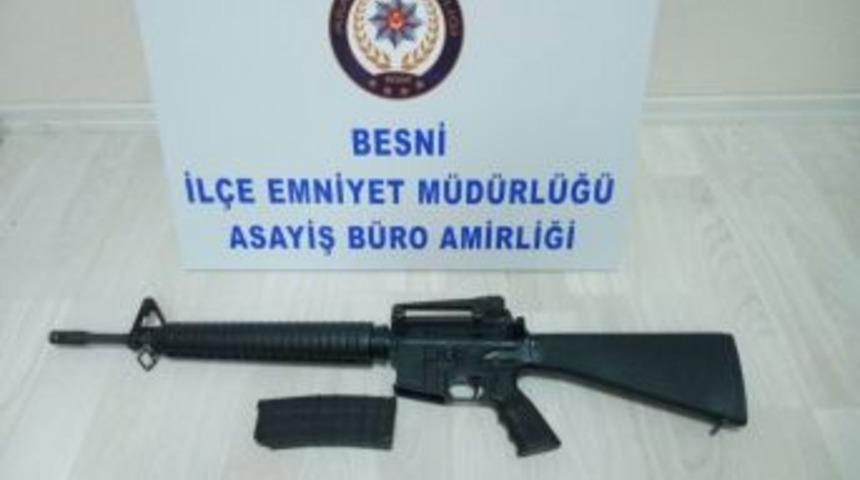 Besni&rsquo;de Silahıyla Havaya Ateş Eden Şahıs Yakalandı