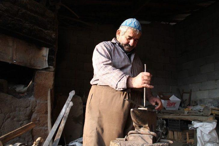 Sınırda 50 Yıldır Demir Dövüp Ekmeğini Çıkartıyor G1