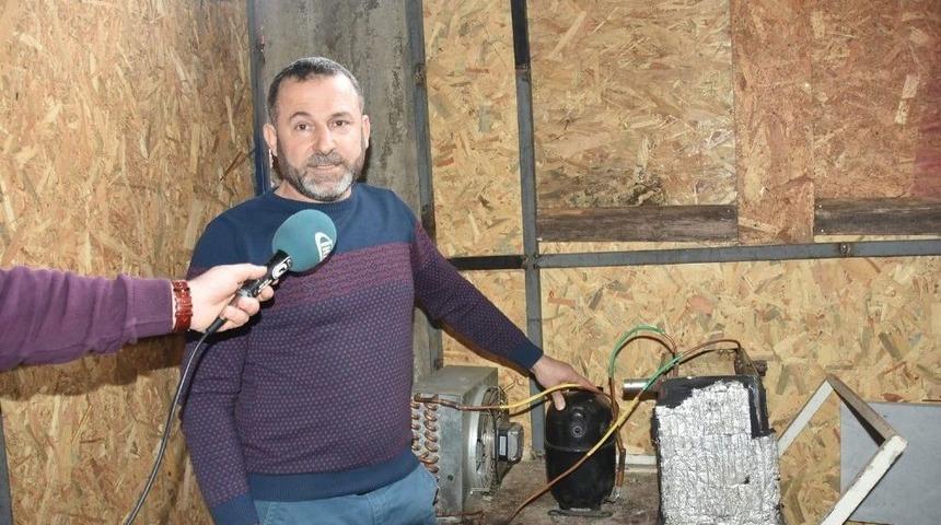 Karadeniz Fıkrası Gibi Keşif: Evini Buzdolabıyla Isıtıyor
