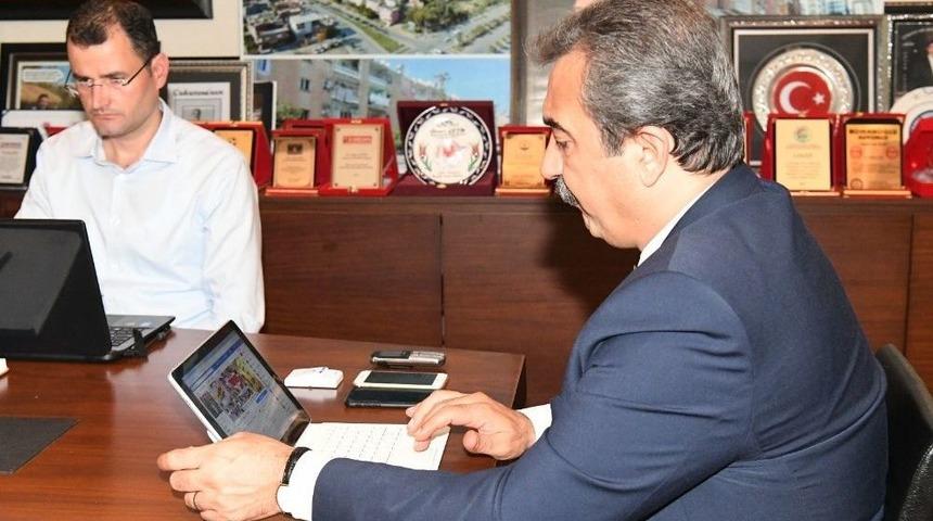 &Ccedil;etin Klavye Başında 2 Saat Soruları Yanıtladı