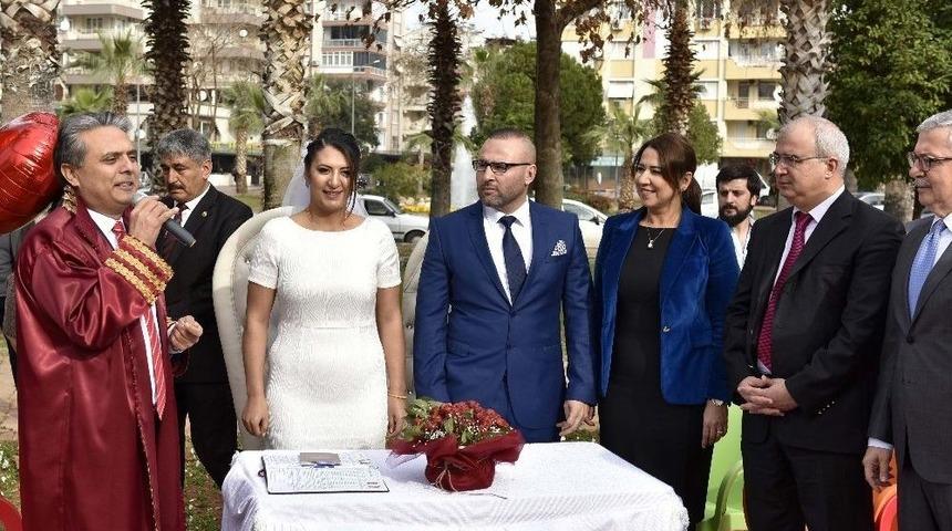 Çılgın Nar Taneleri’nin Hocası Dünya Evine Girdi