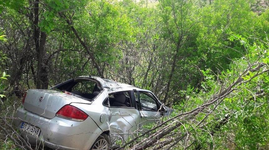Kahta&rsquo;da Otomobil Şarampole Yuvarlandı