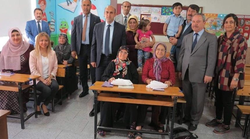 Okuma Yazma Kursu Bitirenler Sertifika Aldı