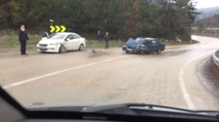 Virajı Alamayan Minib&uuml;s Yan Yattı