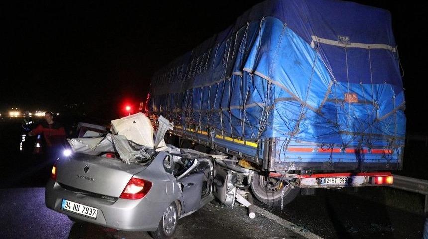 Tır İle Otomobil Çarpıştı: 1 Ölü, 2 Yaralı