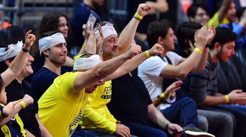 Fenerbah&ccedil;e Taraftarlarından &rsquo;sargı Bezi&rsquo; G&ouml;ndermesi