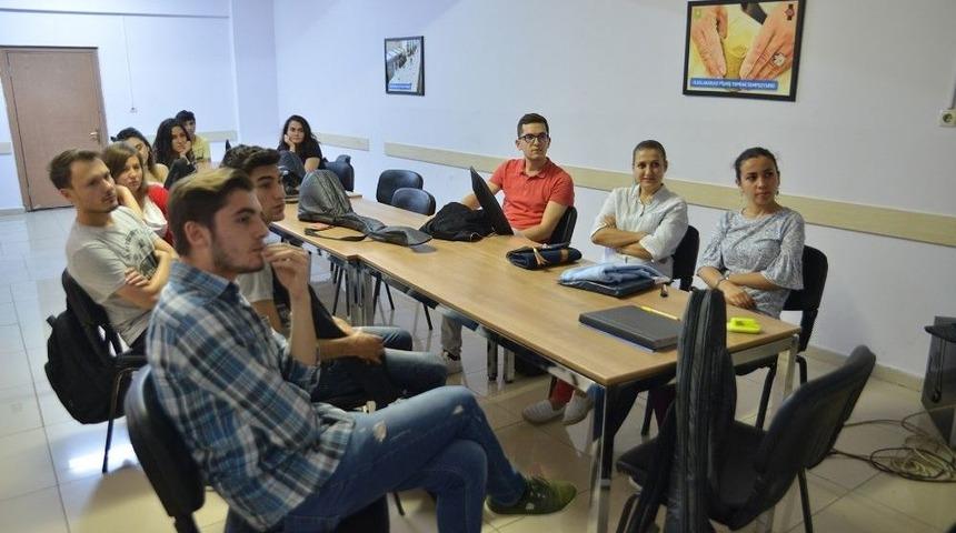 Gen&ccedil;ler Bağlama &Ccedil;almayı &Ouml;ğreniyor