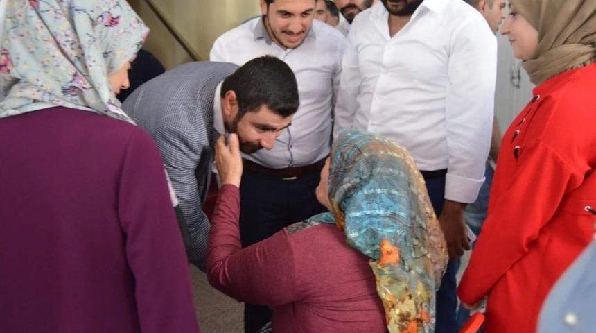 Ak Partili Gen&ccedil;ler Yaşlıları Ziyaret Etti