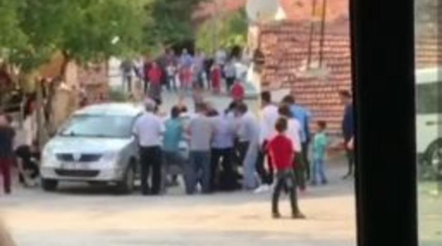 Arabadan İndirip Tekme Tokat D&ouml;vd&uuml;ler