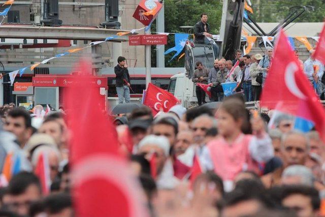 Ak Parti Mitinginde 3 Hilalli Bayrak Ve ‘bozkurt’ İşareti Dikkat Çekti