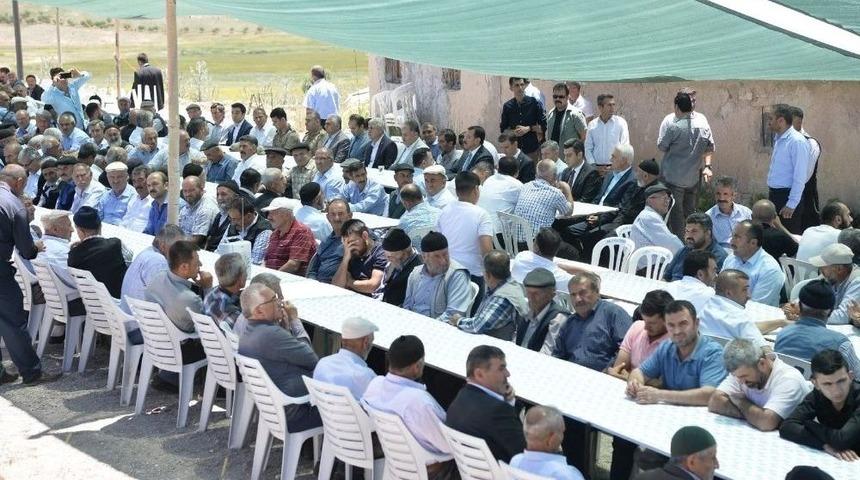 Bakan T&uuml;fenkci&rsquo;den Şehidin Ailesine Taziye Ziyareti