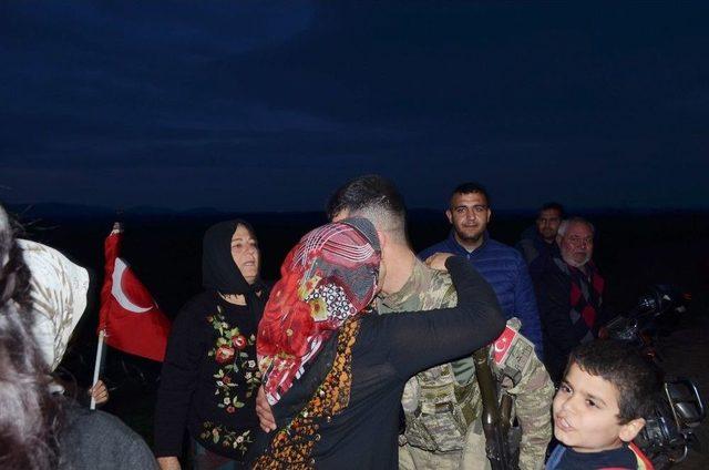 Asker Olan Evlatlarını Sevkiyat Noktasında Beklediler 2