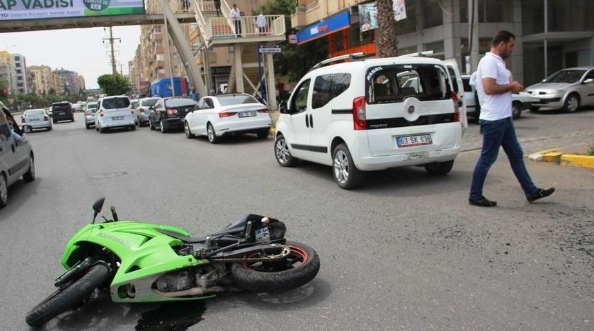 Hafif Ticari Araca &Ccedil;arpan Motosikletli Yaralandı