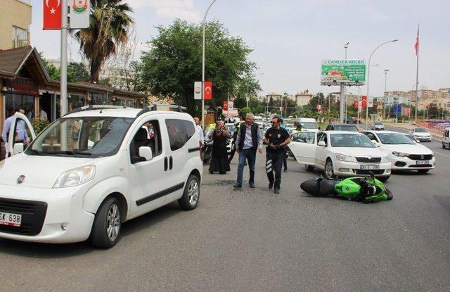 Hafif Ticari Araca Çarpan Motosikletli Yaralandı