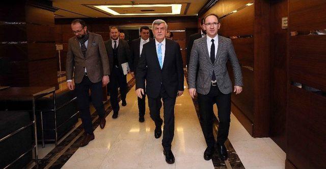 Başkan Karaosmanoğlu Sanayicilere Dünyaya Açılmalarını Önerdi