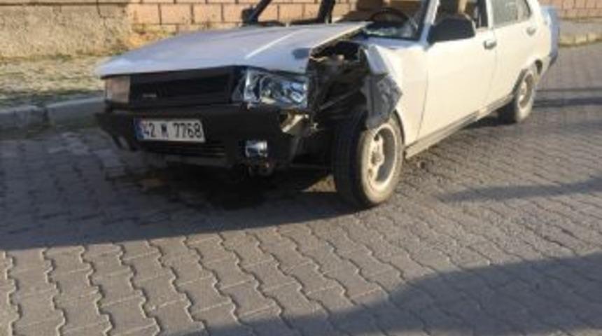 Otomobil Elektrik Direğine Çarptı: 1 Yaralı