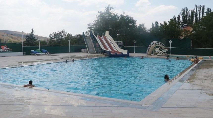 Sıcaklıklar Arttı Vatandaşlar Havuzlara Akın Etti