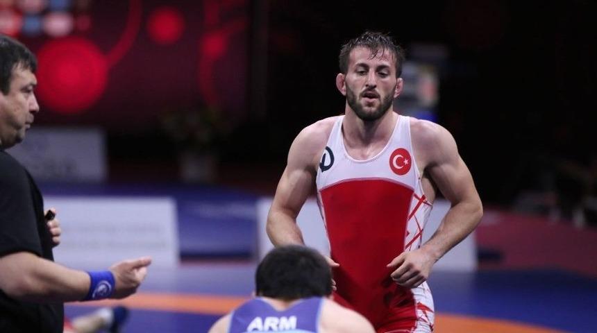 Serbest G&uuml;reş&ccedil;iler, Minderde Fırtına Gibi Esiyor