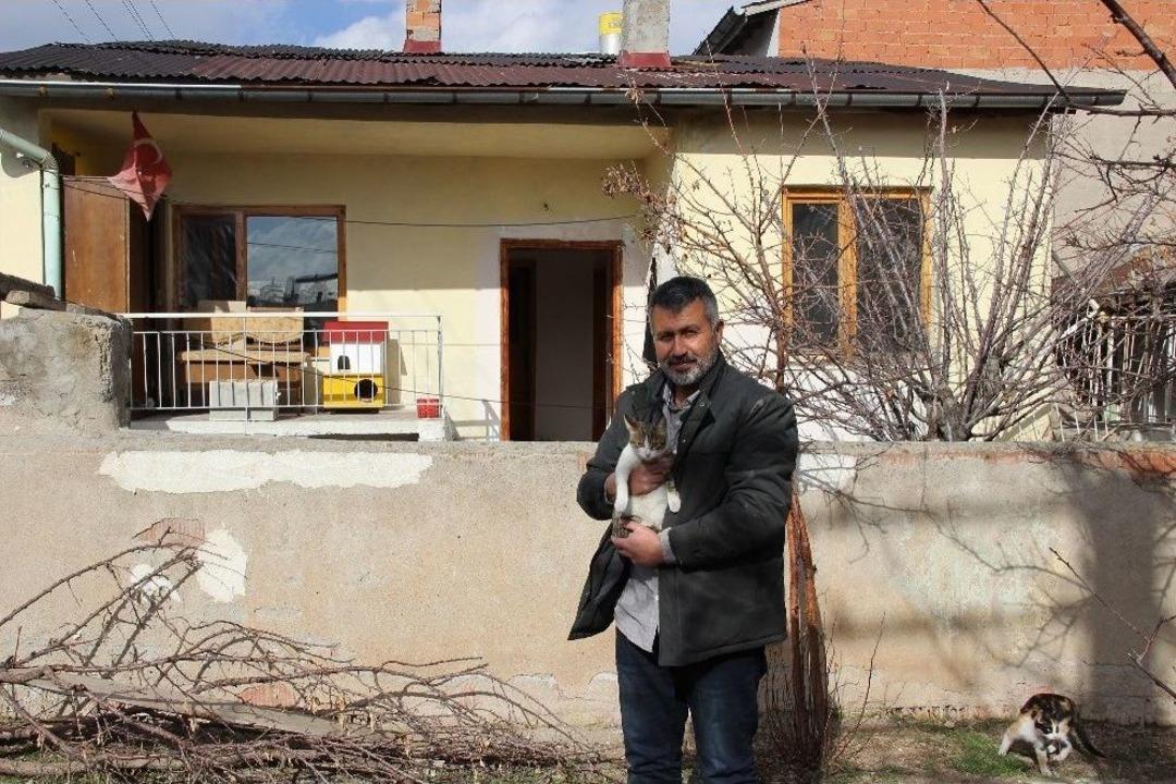 Kiraladığı Ev Sokak Hayvanlarına Yuva Oldu